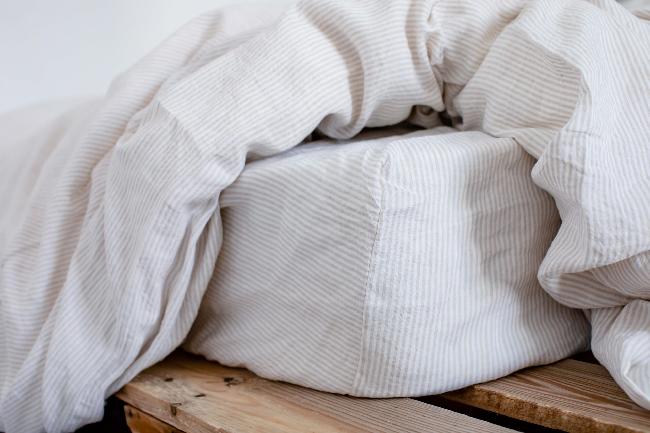 Set Natural Small Stripes Kleines gestreiftes Laken 80x200 und Pilotbezug 150x200