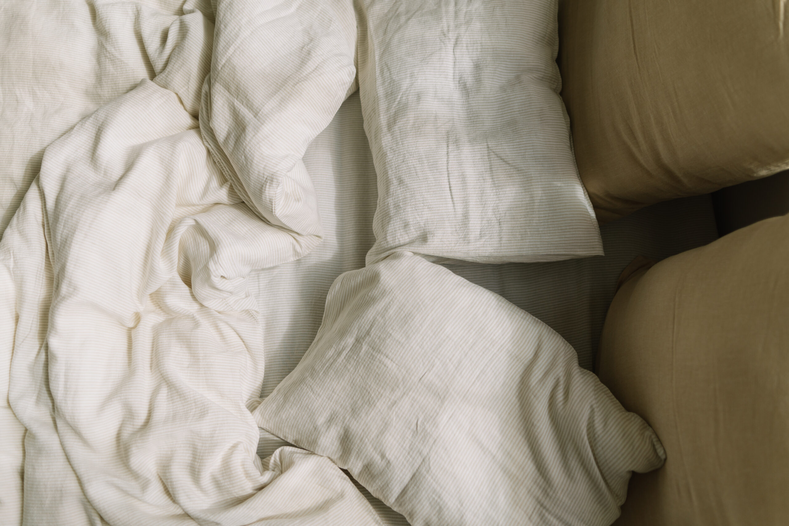 Set aus Kissenbezügen 50x70cm und Bettlaken 90x200cm in Natur mit kleinen Streifen