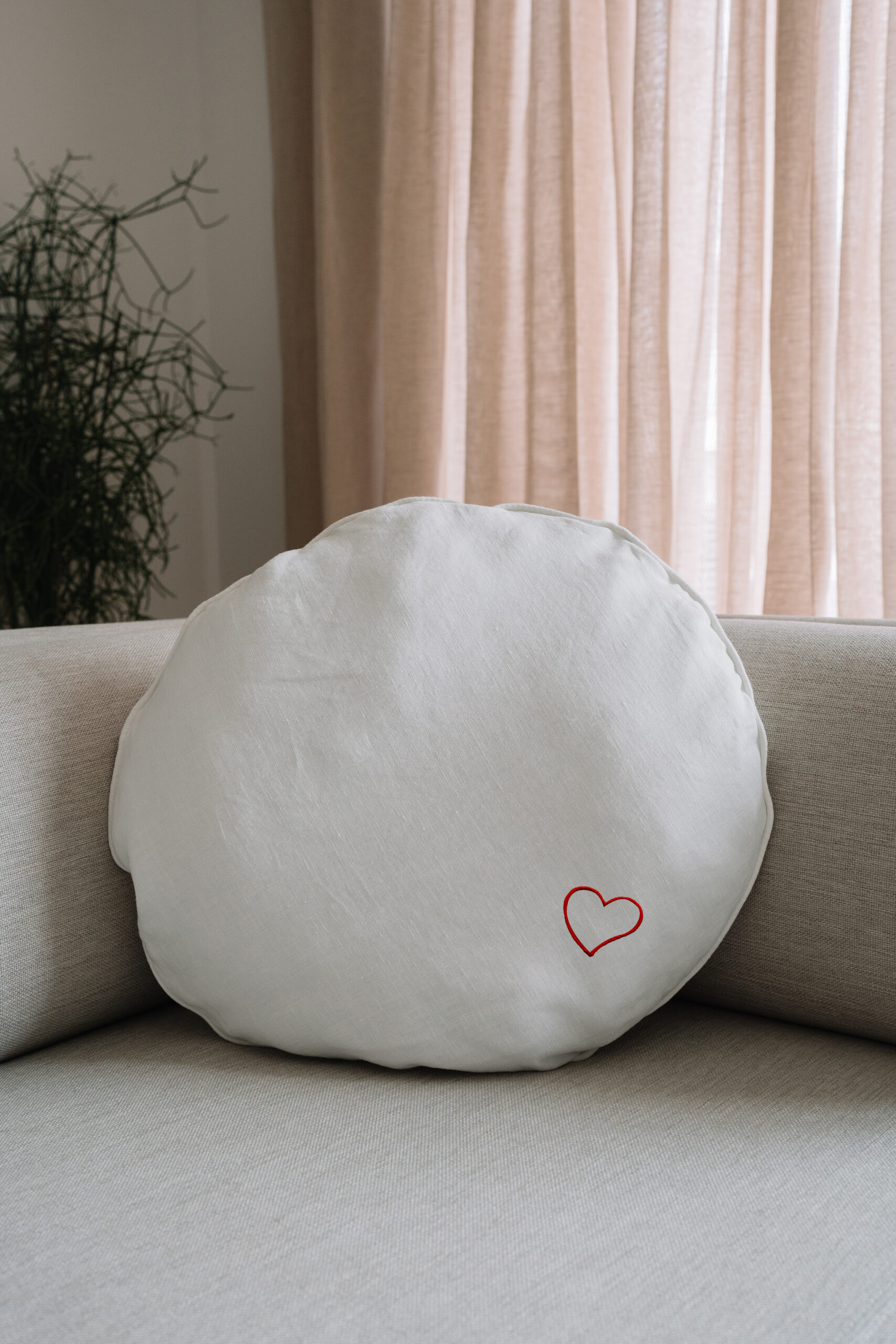 Kissen aus LUNA mit Kordelzug Durchmesser 50 mit einfacher Stickerei