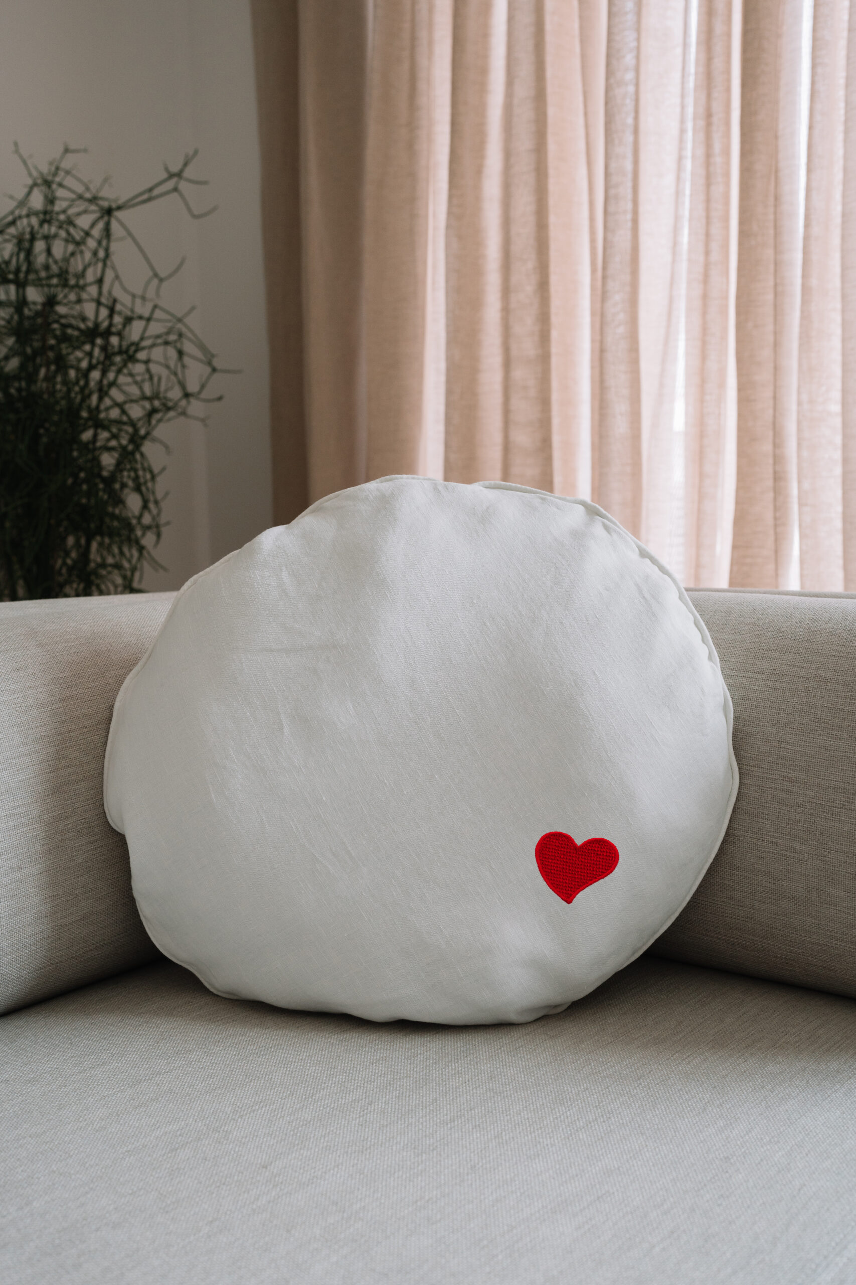 Kissen aus LUNA mit Kordel mit 50 cm Durchmesser und Stickerei