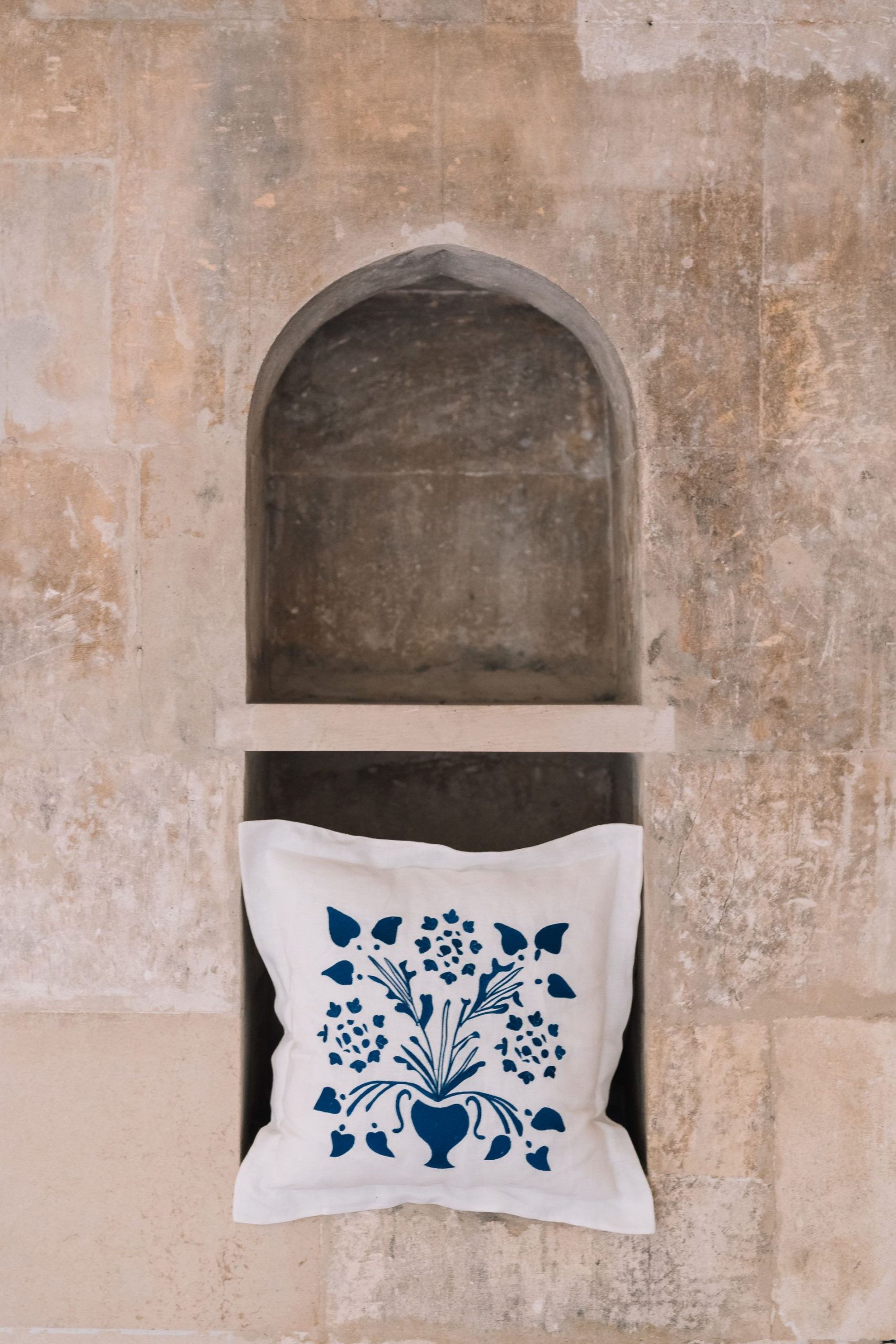 Dekoratives Kissen VASE MIT BLUMEN blau 50x50cm