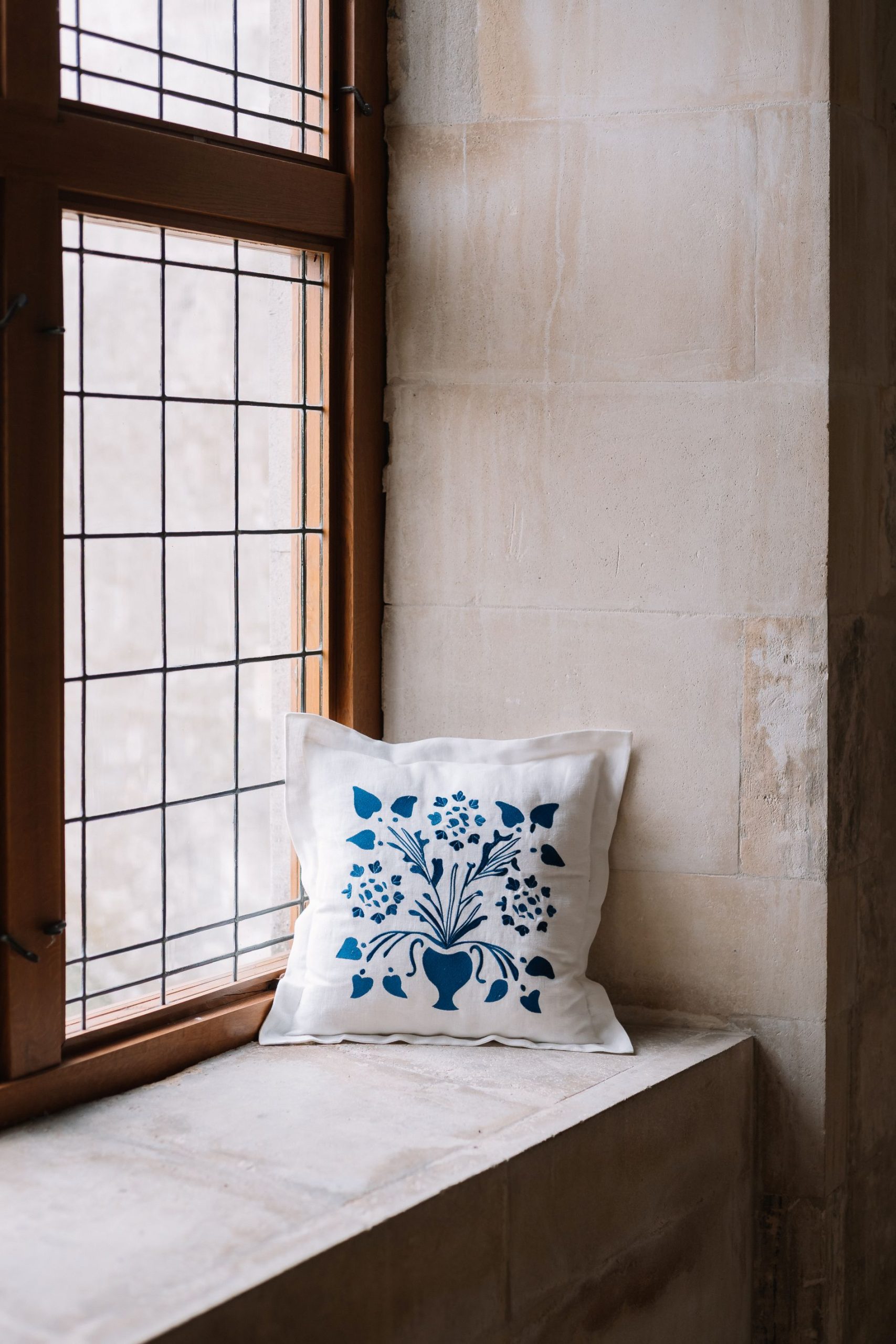 Dekorativer Kissenbezug VASE MIT BLUMEN blau 50x50cm